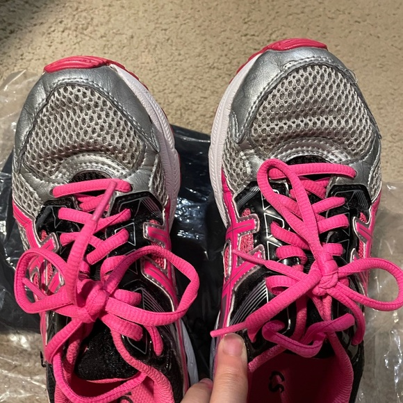 π 5 for $25 ASICS pink and black running shoe - Picture 4 of 7